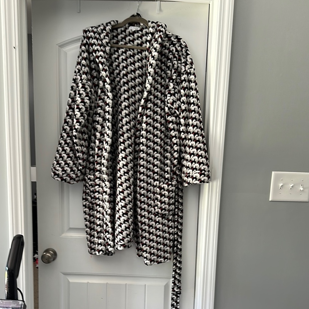 Women's Black and White Patterned Robe